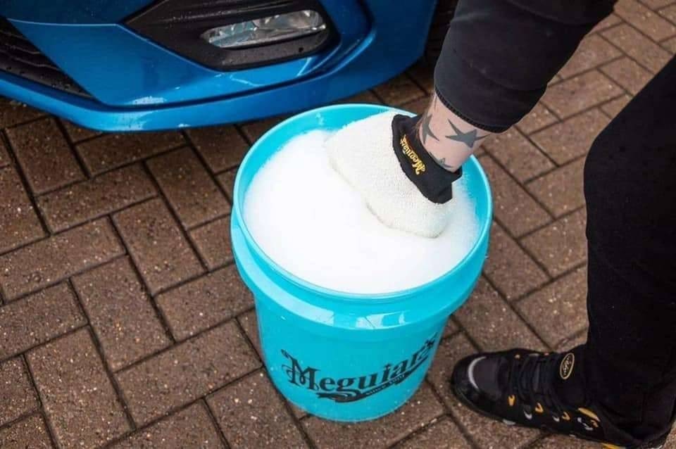 Meguiars-Ceramic-Blue-Bucket-with-Grit-Guard2