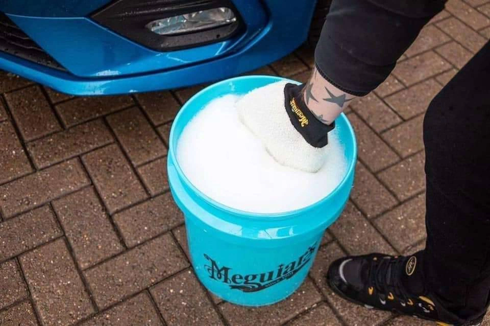 Meguiars-Ceramic-Blue-Bucket-with-Grit-Guard2